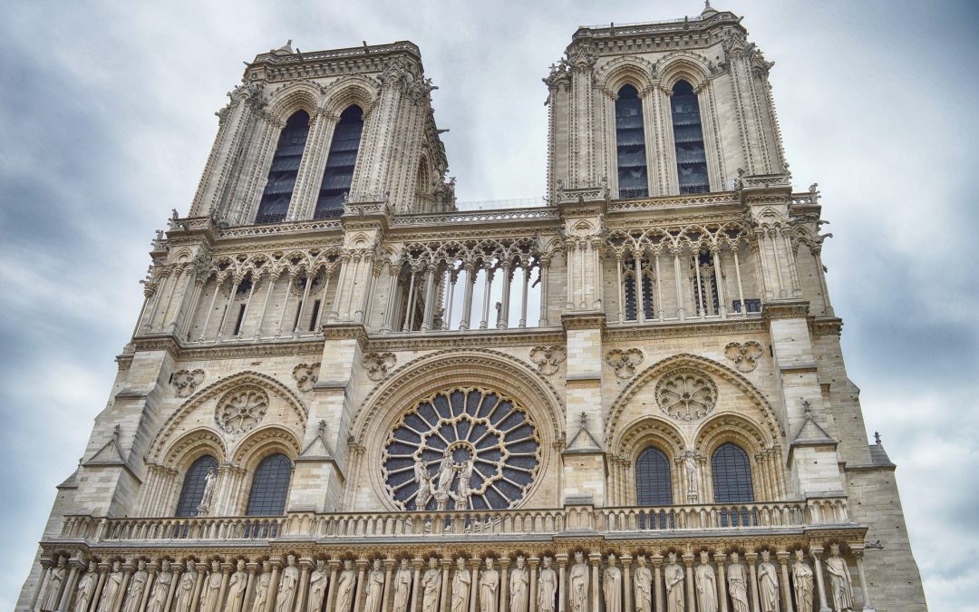 Kebakaran Gereja Notre-Dame: Bagaimana Tragedi Itu Menaikkan Jualan Novel
