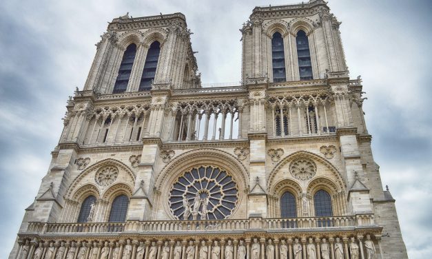 Kebakaran Gereja Notre-Dame: Bagaimana Tragedi Itu Menaikkan Jualan Novel