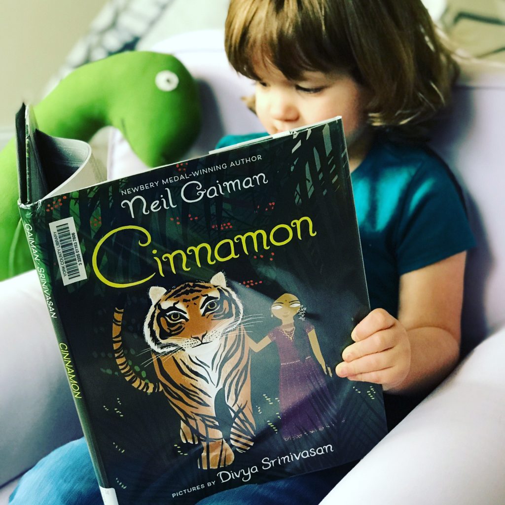 Seorang kanak-kanak sedang membaca Cinnamon ~ foto thebabybookworm