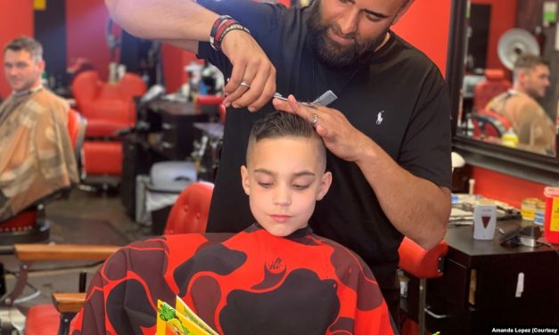 Mari Membaca di Kedai Gunting Rambut