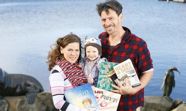 Dia Menulis Sebuah Cerita Sehari Untuk 365 Hari!