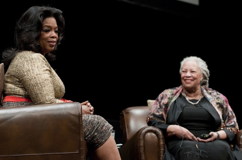 Lima Tip Penulisan Toni Morrison -  Oprah Winfrey menemubual Toni di Universiti Illinois pada 2010 ~ foto losangelestimes 