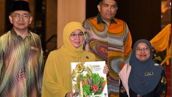 Permaisuri Agong lancar buku ‘Ulam-ulaman Khazanah Negara dan 1001 Khasiat’