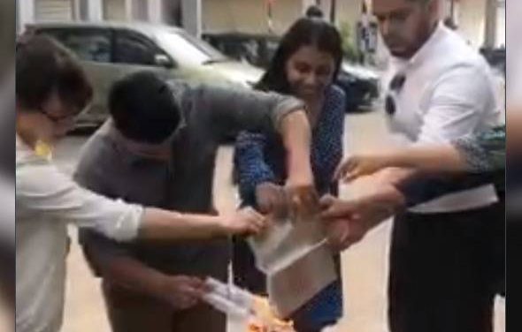 Bakar Buku Kerana Marahkan Pakatan