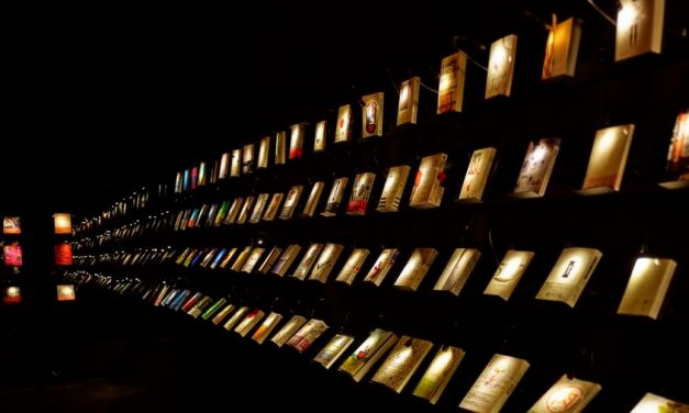 Membaca Buku di Dalam Gelap!