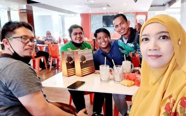 PENULIS TERKENAL BONDA NOR TERSENTUH LALU SUMBANGKAN RM5,000 KEPADA OKU